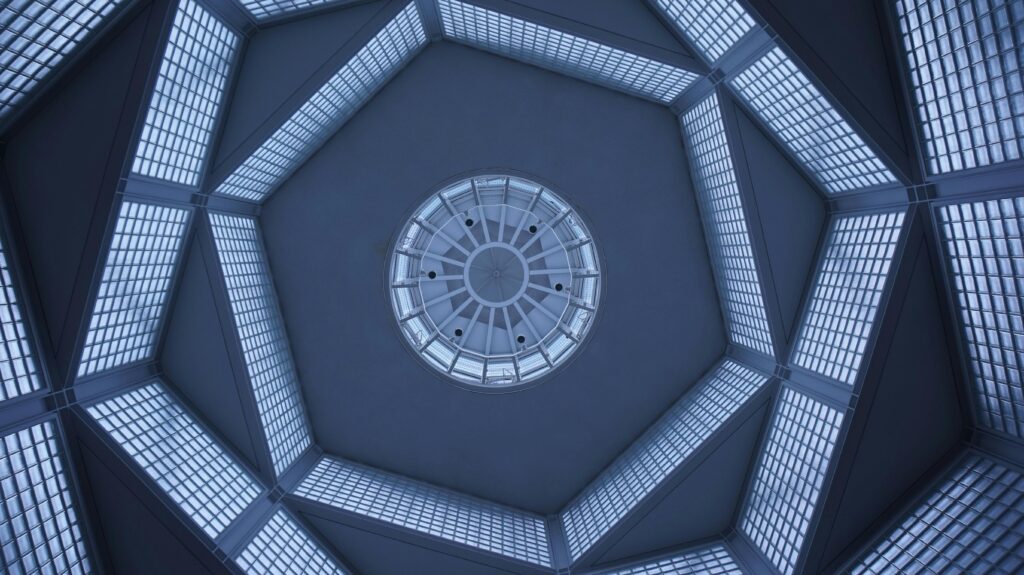 Co to jest Yandex – nowoczesna kopuła z geometrycznym układem okien symbolizująca zaawansowaną technologię i wyszukiwarkę internetową Yandex.